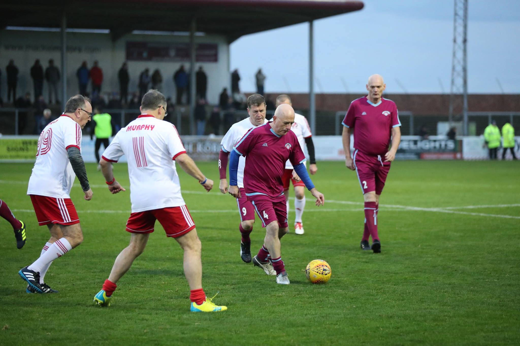 英国社区足球 英国走路足球火了！为老年人而生却获广泛认可，已有4万注册球员
