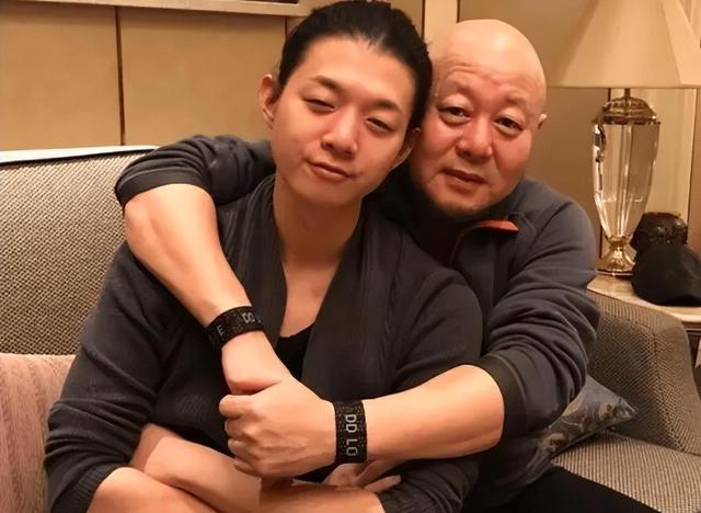 仲小萍比火风大几岁，火风老婆仲小萍个人简介（歌手火风母亲感染新冠去世）