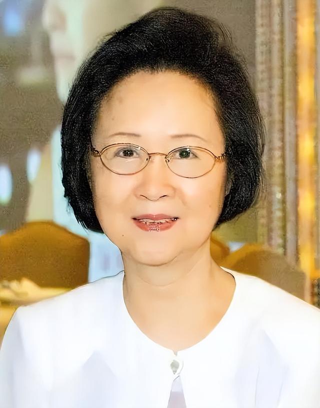 琼瑶的婚姻史，“爱情教母”琼瑶到了暮年