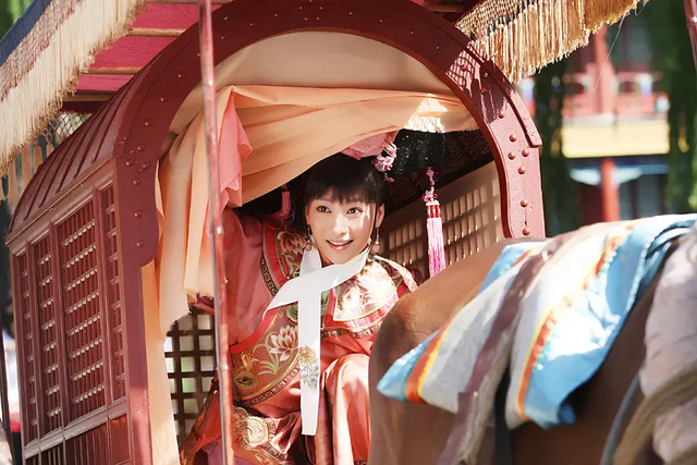 唐艺昕甄嬛传演的谁，唐艺昕在甄嬛传里演什么角色呢（“蛇蝎女孩”异军突起）