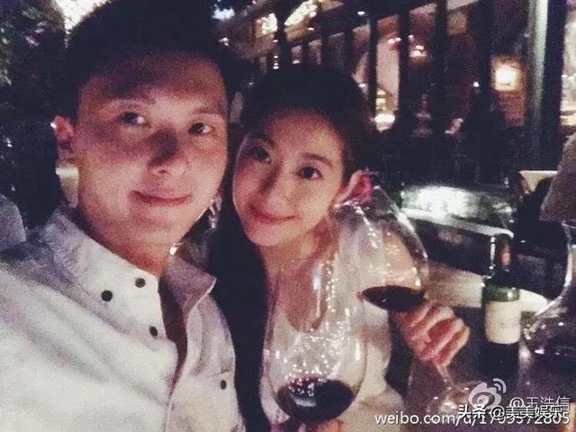 王浩信恭喜陈自瑶获奖!被扒在老婆孕期出轨,曾和小三同台领奖