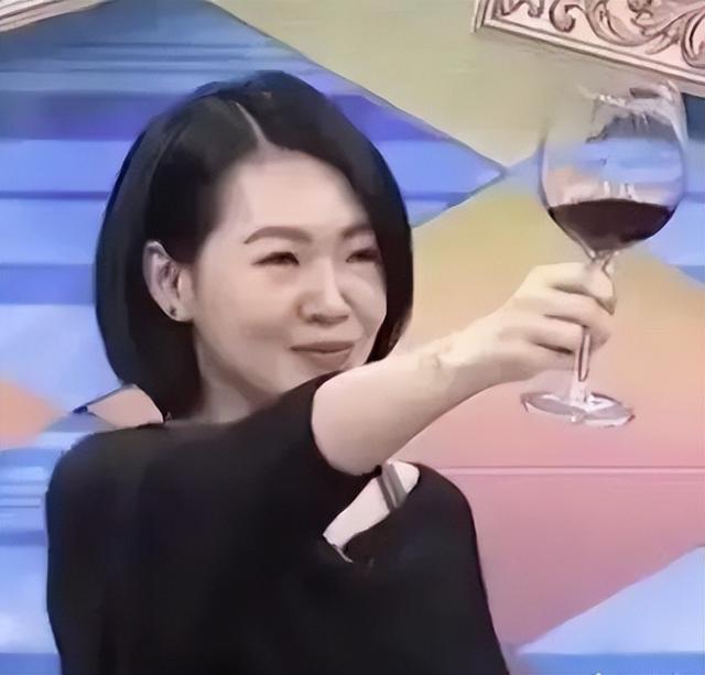 大s现身机场现状，大S妈妈说不会让汪小菲进大S台北的家门