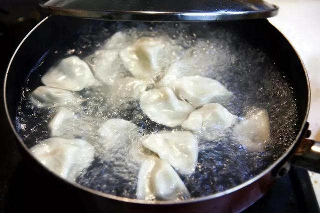 餃子冷水煮還是熱水煮,冷凍餃子是冷水下鍋煮好(