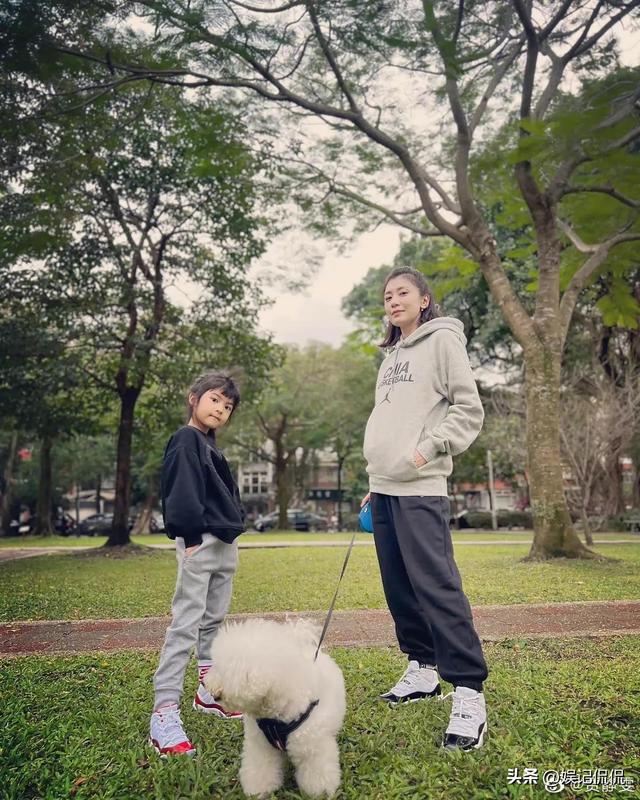 贾静雯女儿咘咘，贾静雯女儿咘咘现在长大的样子（7岁咘咘戴600度眼镜气质大变）