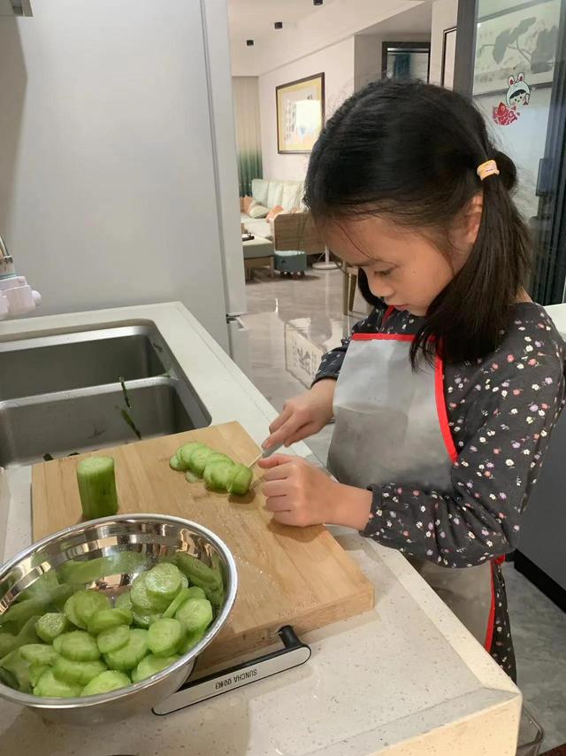 青瓜炒蛋的做法，青瓜炒蛋做法（入得厨房——孙娃琦琦周末下厨“青瓜炒鸡蛋”图文欣赏）