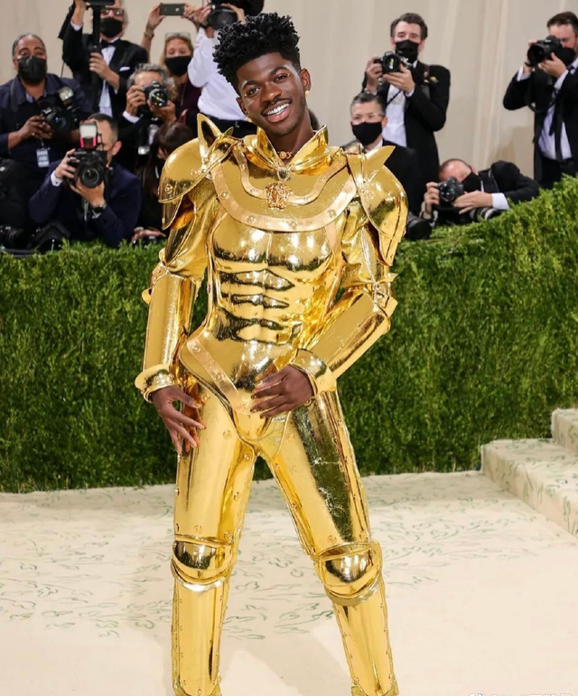 施华洛世奇水晶灯，客厅吊水晶灯好不好（好莱坞红毯太大胆）