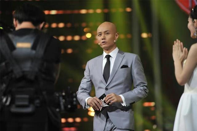 一瓶白酒，一颗“蛋蛋”，“人生导师”乐嘉的毁灭史