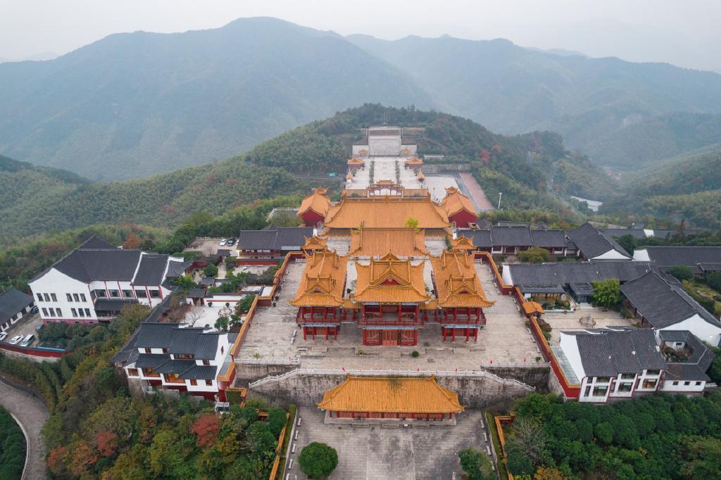 大香林·兜率天景区,始建于东晋永和十年(354),是弥勒圣境原址,位于