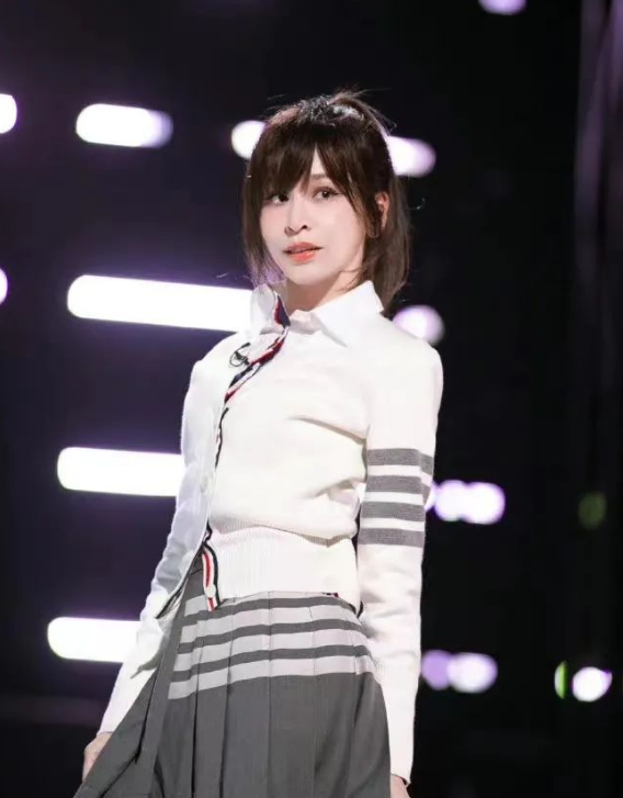 刘海怎么扎上去好看，齐刘海怎么扎头发好看（头发少的女人这样扎头发）