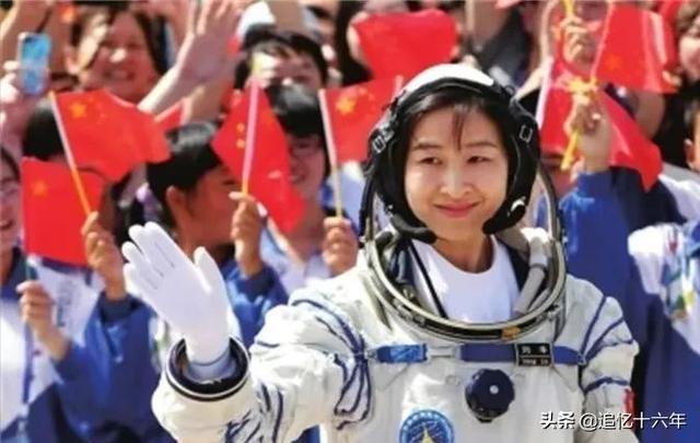 航天员刘洋大校，一张全家福曝光，丈夫才貌双全，儿女绕膝