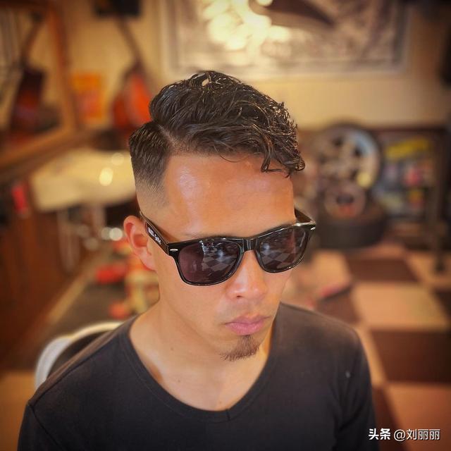 两边剃掉的发型，头发两边剪没的头型（2023新年男发这样剪）