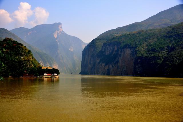朝辞白帝彩云间的白帝城位于哪里，朝辞白帝彩云间的白帝城在哪里（是刘备托孤的白帝城吗）
