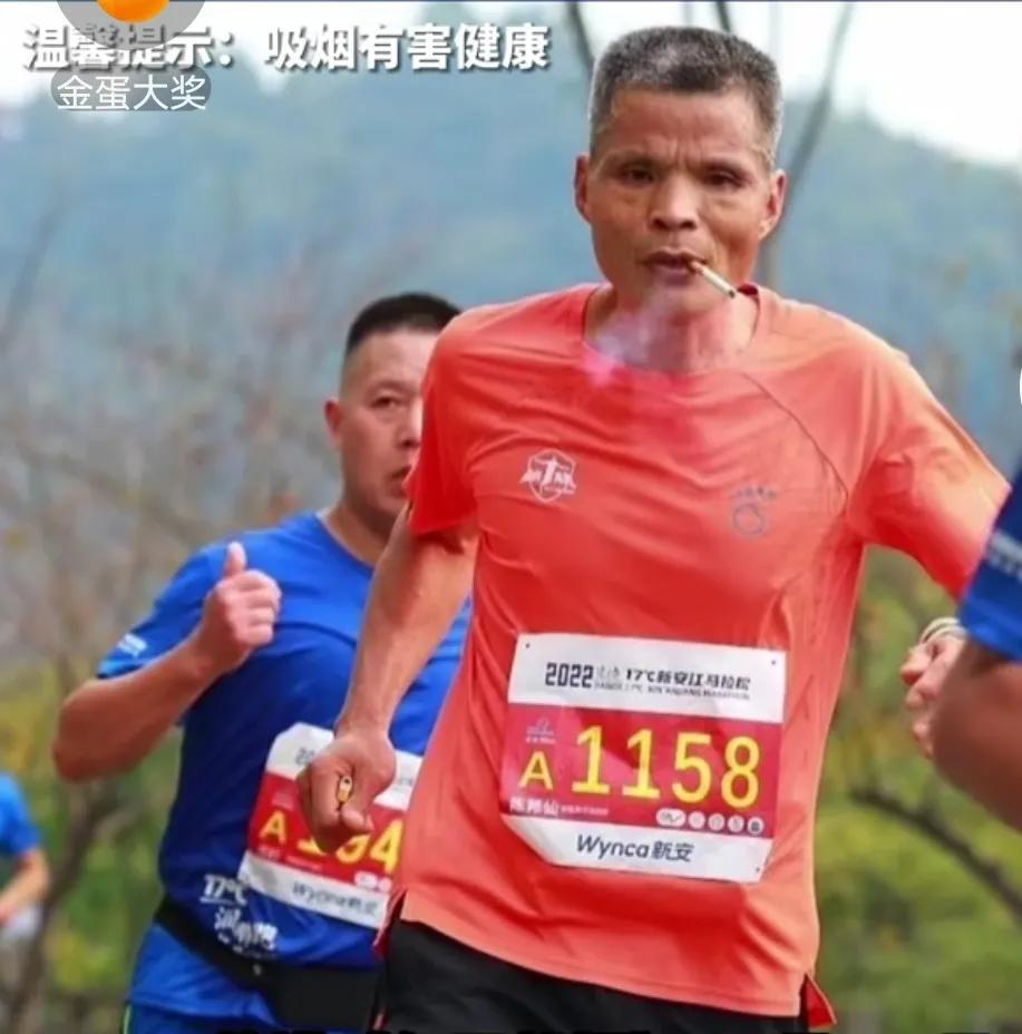 广州男子边抽烟边跑马拉松火到国外，三个半小时跑完马拉松