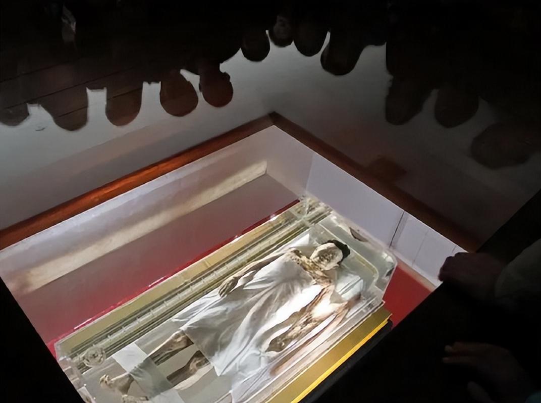 马王堆汉墓女尸（千年不腐女尸，胃里138 粒半甜瓜子）