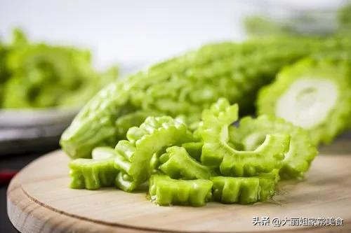 苦瓜可以直接生吃吗，苦瓜是否可以生吃（这6种“刮油”蔬菜要多吃）