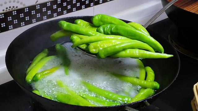 最简单的腌青椒怎么腌，腌制青椒怎么腌制（辣椒脆爽入味不易坏）