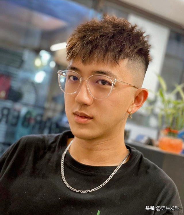 两边剃光的最帅气发型，男生两边剃光中间留长的发型（男生不要只会剪“寸头”）