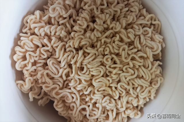 爬山带什么吃的比较好，爬山适合带什么吃的（如何让你的方便面营养均衡、更好吃）