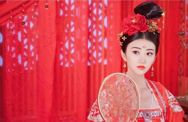 同样在剧里结婚，身着凤冠霞披，鞠婧祎居然不是排名第一