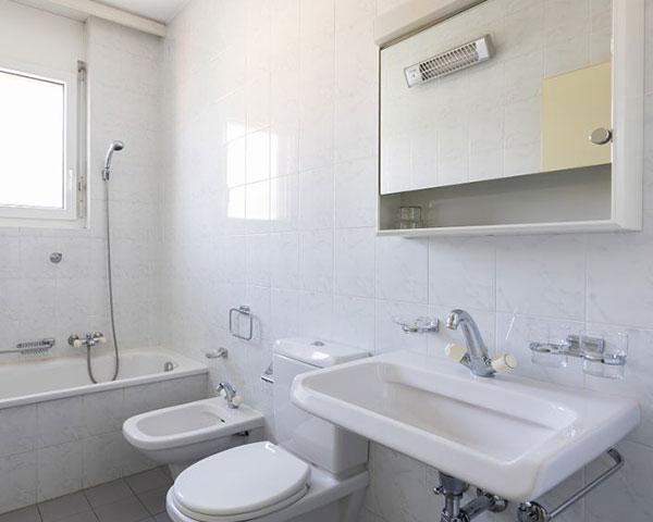 厕所漏水怎么处理，楼上厕所漏水怎么处理（发现厕所漏水应该先做什么应急维修）