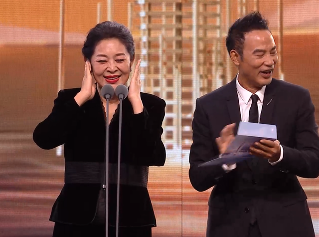 宋茜到底有没有对赵丽颖撇嘴，杨紫含泪、宋茜撇嘴、王一博领奖“六缺五”