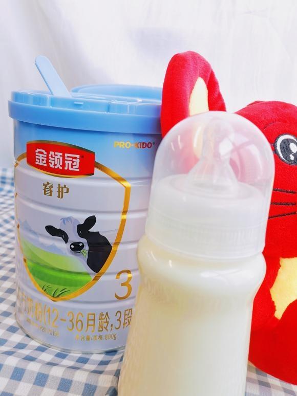 新生儿15天喝多少毫升奶粉，新生儿0到15天的吃奶量（伊利金领冠睿护为你答疑解惑）