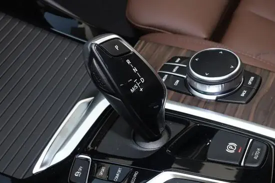 自动挡的车怎么开，自动挡开车起步7个步骤（自动挡汽车驾驶10大技巧）