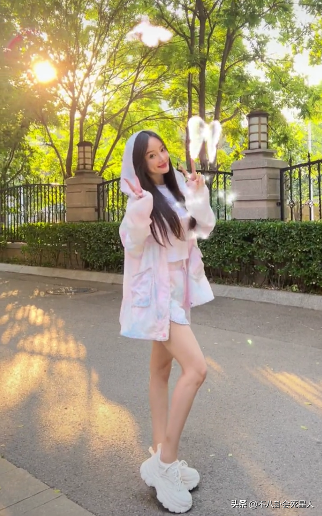李小璐身高体重，李小璐年龄和个人资料（穿包臀裙下楼做核酸）