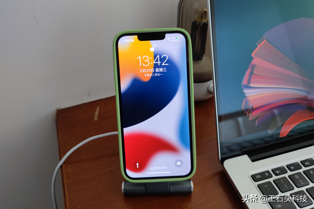 苹果官方推出绿色系iPhone 13，苹果官方推出绿色系iPhone（被网友换成了“邮政标”）