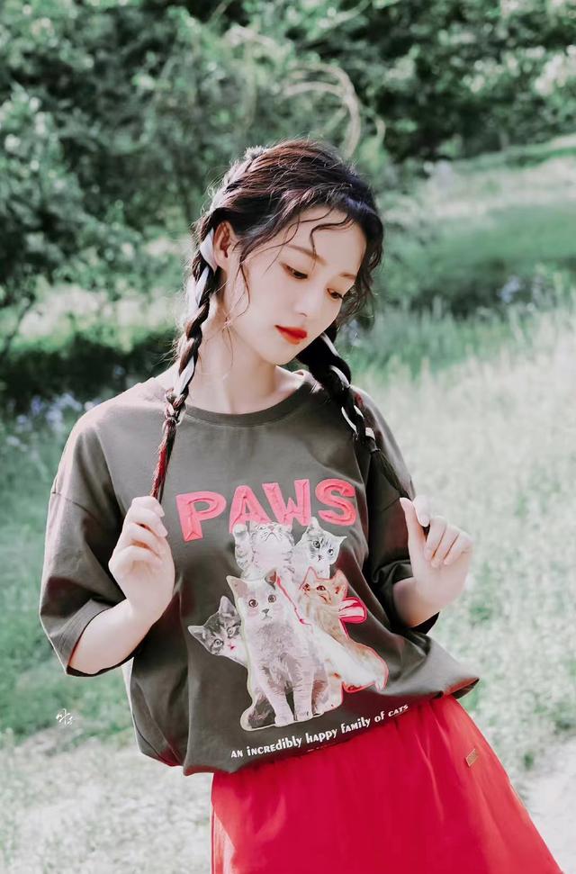 夏天穿红色t恤好看吗，夏天红色t恤怎么搭配（李沁咖啡色印花T恤配红色短裤）