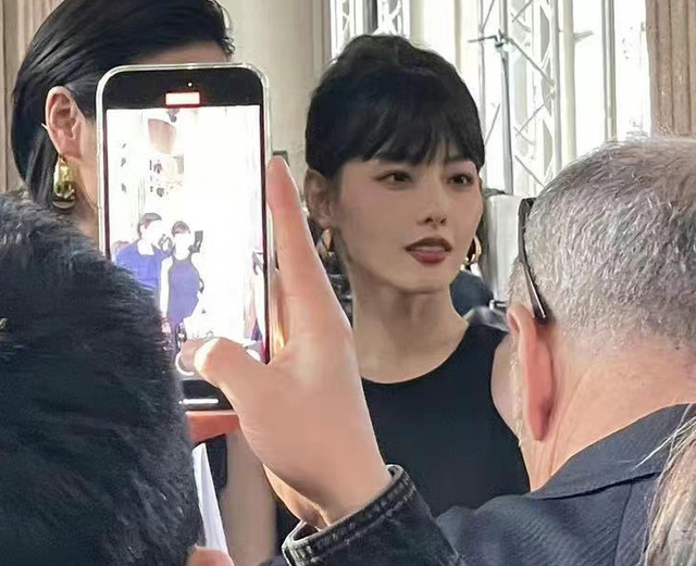 张嘉倪真人长相分析，鱼尾纹深重到不像35岁