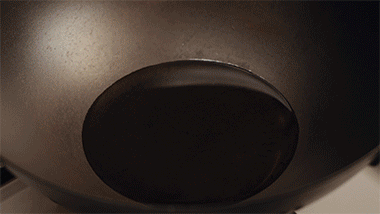 美贝怎么吐沙，2分钟花蛤快速吐沙子（洗白白盖上被子煮一煮）