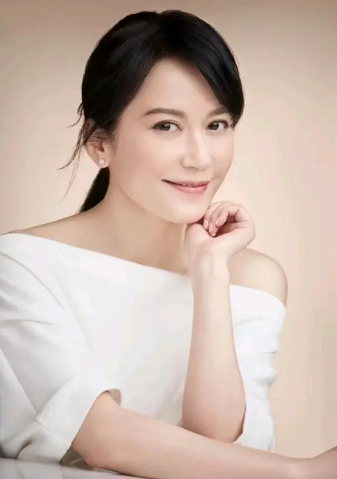 气质和教养是装不出来的，内心很干净人的特点（她的五官和轮廓是所有女演员中最美的）