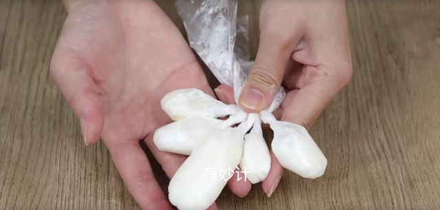 洗掉衣服脏污渍的小妙招，怎么洗掉衣服的污渍（搓一搓立刻洁白如新）