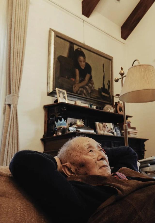 名人笑对挫折的事例简述，名人挫折的简短小故事50字左右（黄永玉：人只要笑，就没有输）