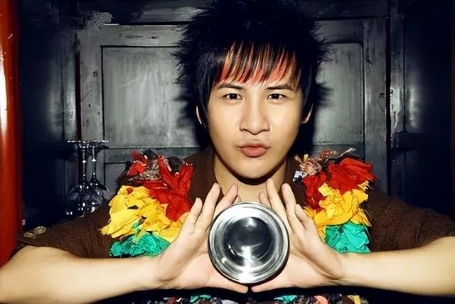 花儿乐队解散13年，大张伟人生逆袭，“拖油瓶”队友终于被甩开