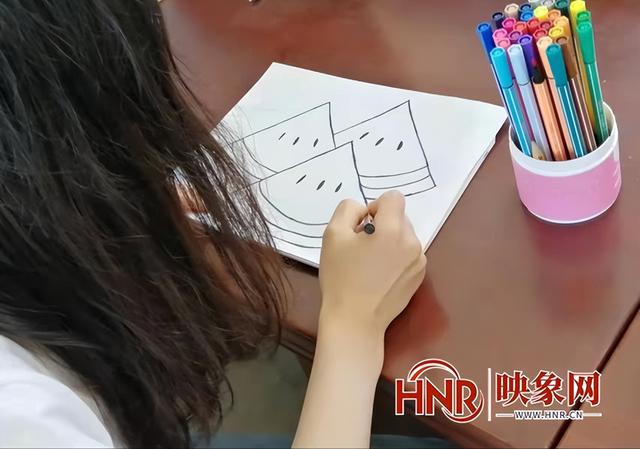 老师上课简笔画，教书老师简笔画怎么画（西平县杨庄小庄小学开展教师简笔画比赛）