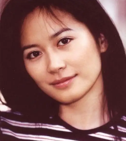 气质和教养是装不出来的，内心很干净人的特点（她的五官和轮廓是所有女演员中最美的）