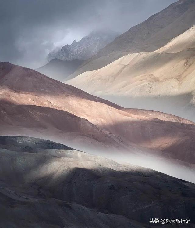 简约黑白线条画人物微信头像，黑白线描画人物头像（2022年黑白极简主义摄影获奖作品）