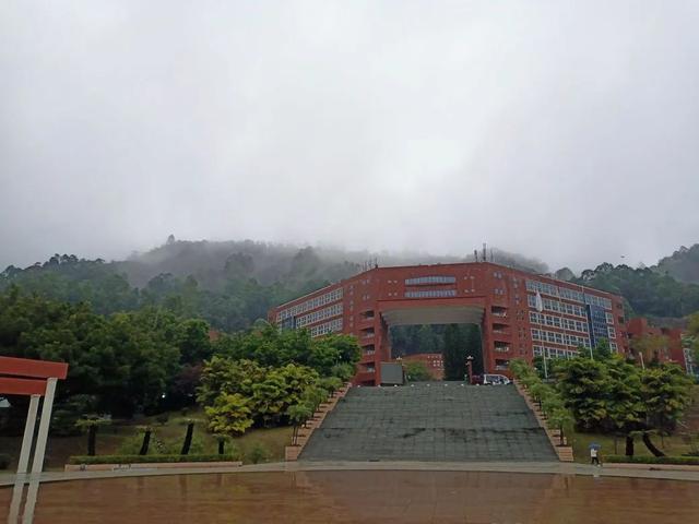珠江职业技术学院，广州珠江职业技术学院2022年在专科院校中的排名（盘点19所建在大山里的大学）