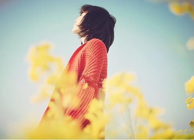 睡前发的句子朋友圈，适合在睡觉前发朋友圈的句子（睡前简短精辟的一句话）