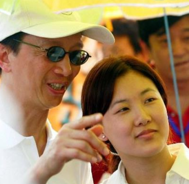 伏明霞的无性婚姻，伏明霞什么时候离的婚（伏明霞24岁嫁50岁富商）