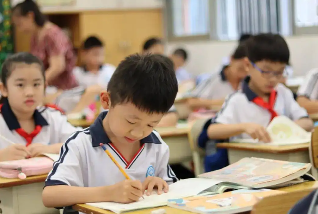 男孩子喜欢什么样的生日蛋糕，男孩子喜欢什么样的生日蛋糕呢（家长给男孩准备“课本”蛋糕）