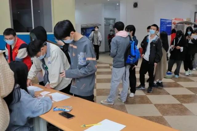 四川信息技术学院，2022年四川信息职业技术学院有哪些院系和专业（四川省高职院校入学当天美照曝光）