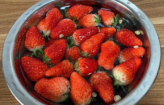 草莓如何清洗干净，教你个洗草莓的好方法