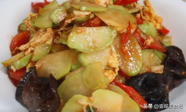 怎样做美味的佛手瓜木耳炒鸡蛋，佛手瓜和木耳鸡蛋一起吃的功效（佛手瓜不要直接炒了）