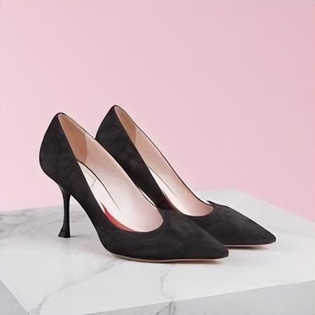 女人必有的几款鞋子，每个时尚女性必备的五大款式