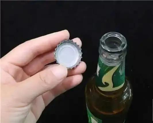如何巧妙开啤酒盖，开啤酒盖的方法（教你六个开啤酒盖妙招）