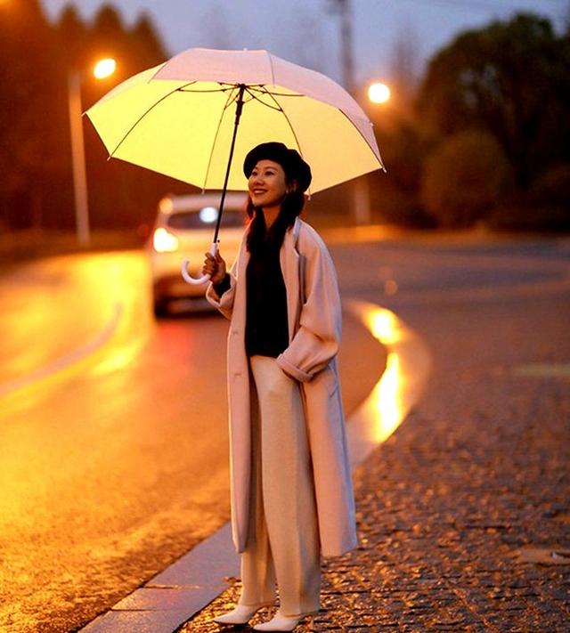 米色裤子搭配，米色上衣搭配什么颜色的裤子好看（今年冬季成熟女人衣橱里）