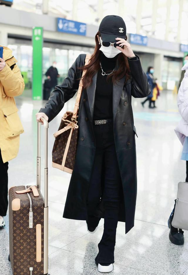 徐璐简直是基础款的搭配达人，简单大方接地气（皮质西装配牛仔裤又飒又美）